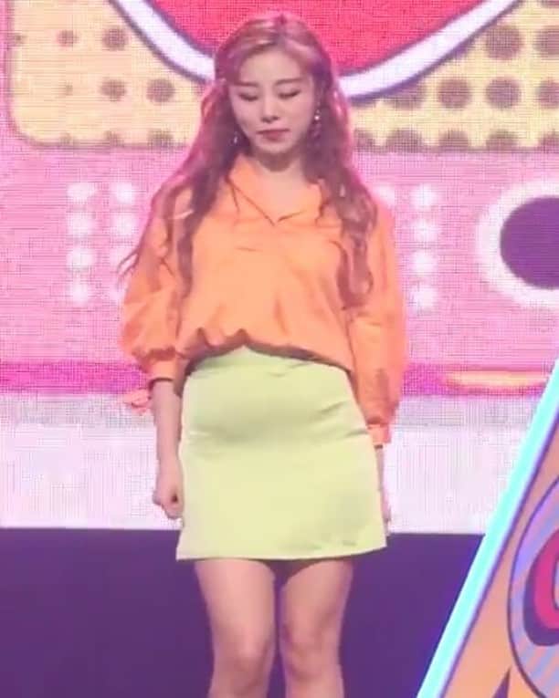 フィインのインスタグラム：「Mamamoo - YES I AM ( Wheein focus) - Queein of dance 👑💖 - #wheein  #mamamoo」