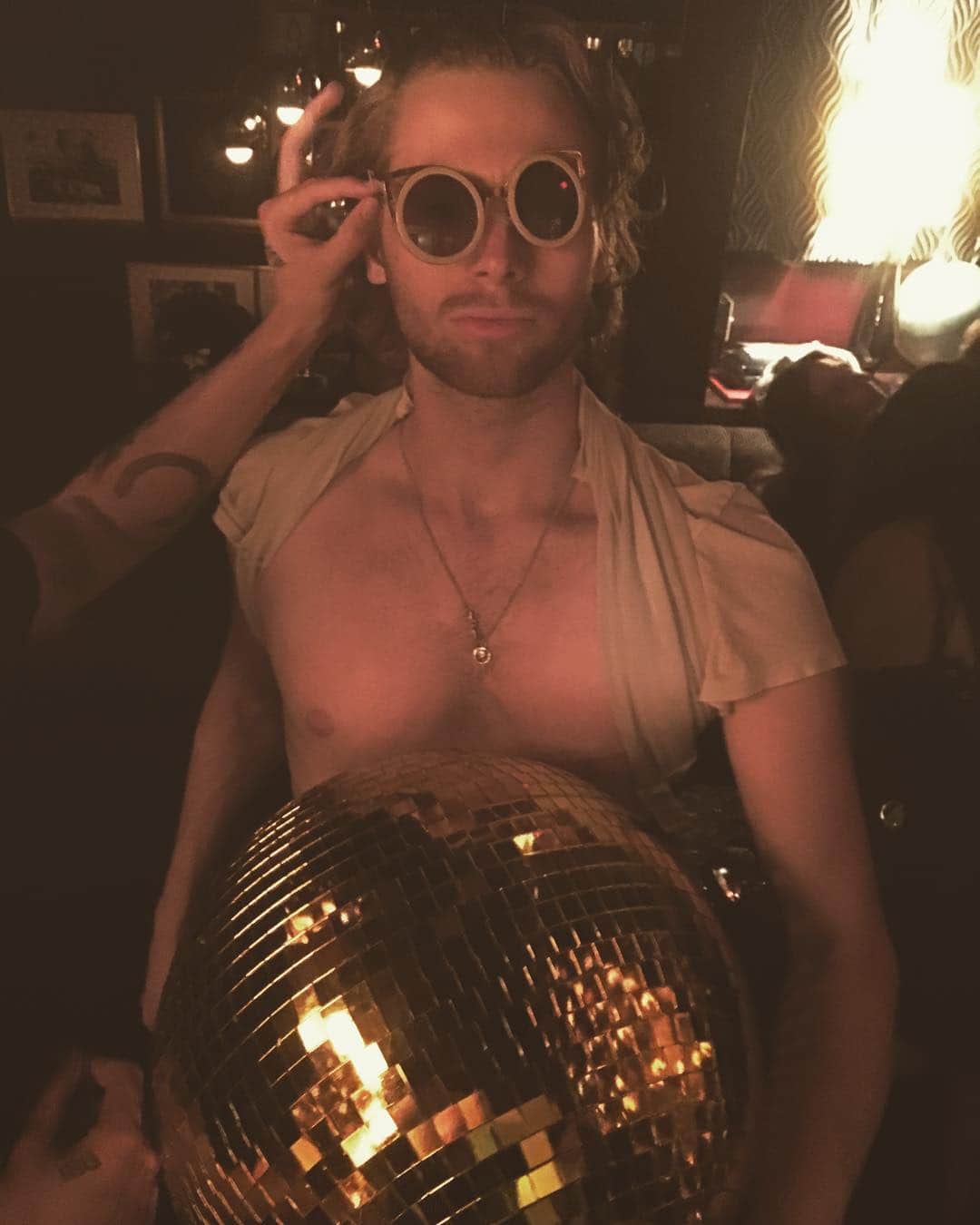 ルーク・ヘミングスさんのインスタグラム写真 - (ルーク・ヘミングスInstagram)「Does anyone know this man ?」6月23日 10時40分 - lukehemmings