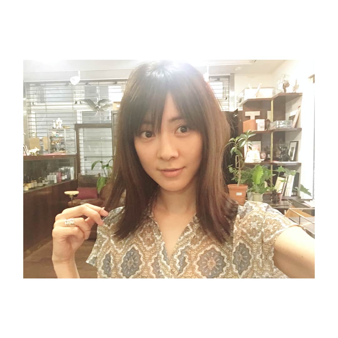安座間美優さんのインスタグラム写真 安座間美優instagram バッサリカット ロングだったヘアーを10cm以上切ったかな ロングに飽きました 笑 やっぱり あざまといえばミディアム 1番しっくりきます いつもカットを担当してくれている朝日さん Thank