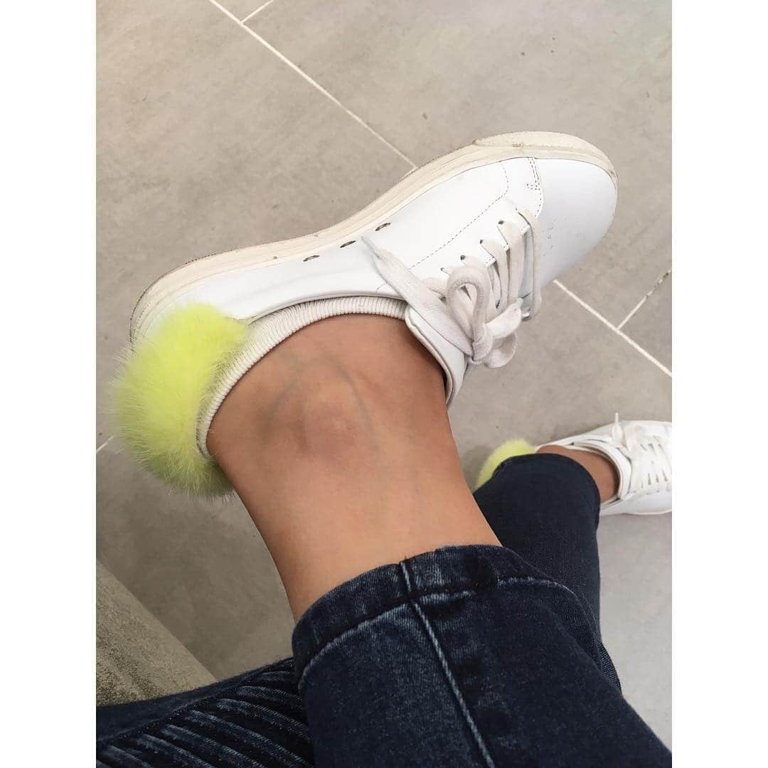 LINAさんのインスタグラム写真 - (LINAInstagram)「皆んなに可愛い♡と 大好評のお気に入りスニーカー！ ファーが付いてるの。 #MAX#LINA 靴#anyahindmarch #yellow#white #sneakers#ladies」6月23日 12時29分 - xxlina_now