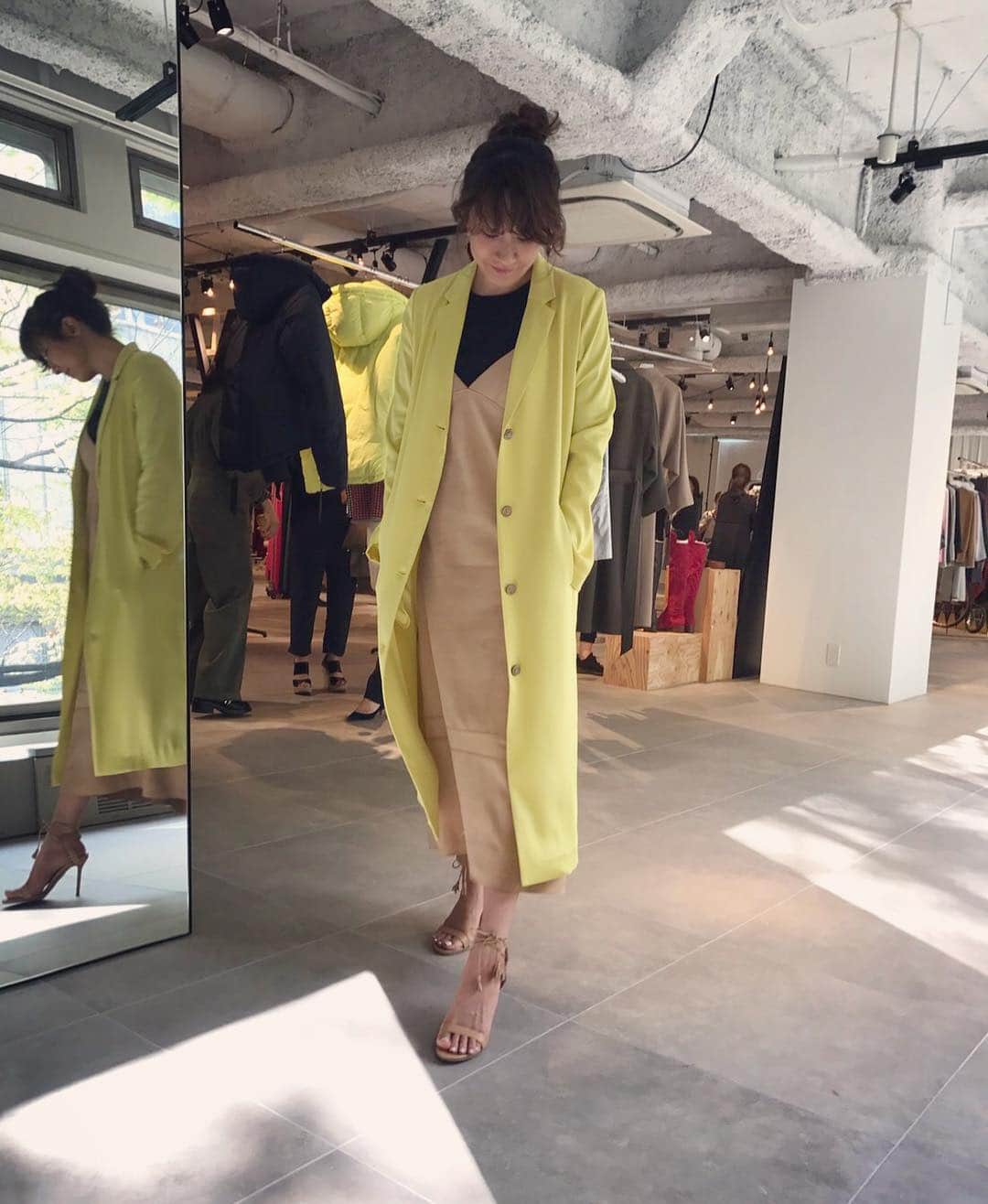 風間ゆみえのインスタグラム：「そういえば今日、梅田阪急Styling/のコート受注会に立ち寄ったときに、お話させていただいたお客さま、イエローのコートこれです😊✨ @stylings_official @1030kei」