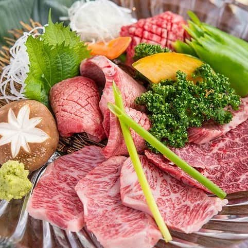 坂の途中のインスタグラム：「食べ飲み放題焼肉【坂の途中】 ～六本木交差点前、駅徒歩１分～ https://tabelog.com/tokyo/A1307/A130701/13050453/ ----------------------------------------------- 円卓テーブルフロア最大５４名まで対応できます！！ 宴会、誕生会、二次会、貸切などのご相談も承り中です(*^^*) 店内は六本木に相応しい落ち着いた大人の焼肉屋。 しかし価格設定は肉卸の直プロデュースならではの激安価格！ ------------------------------------------------ #東京 #六本木 #焼肉 #焼き肉 #焼肉屋 #宴会 #歓送迎会 #女子会 #食べ放題 #飲み放題 #溜池山王 #麻布十番 #黒毛和牛#ホルモン #坂の途中 #個室 #デート #おいしい #六本木ヒルズ #やきにく #ランチ #美味しい #深夜営業 #合コン #港区 #お酒 #居酒屋 #yakiniku #roppongi #tokyo」