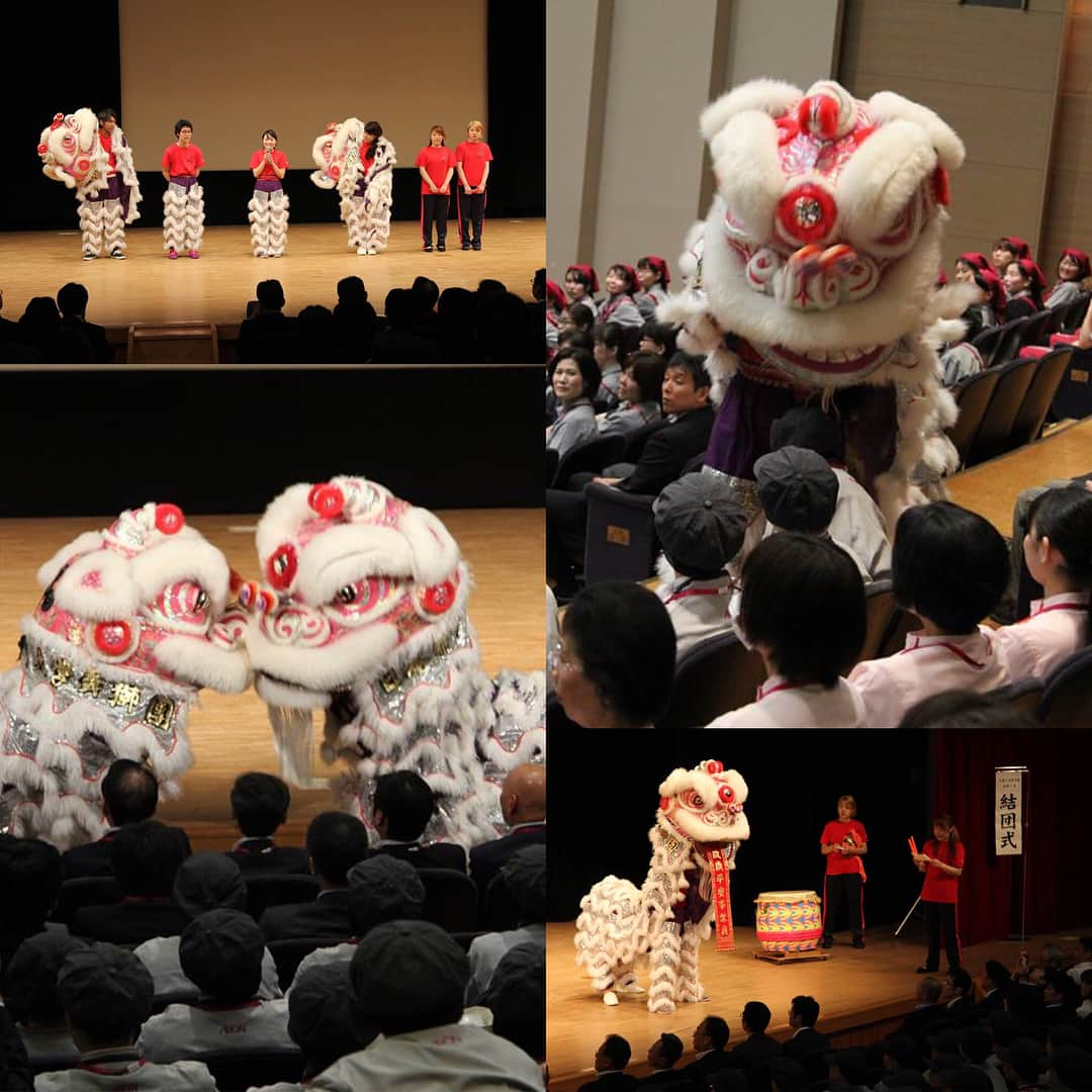 神戸学院大学さんのインスタグラム写真 - (神戸学院大学Instagram)「「神戸ハーバーランドumie」✨に来月14日開店🙌する「イオンスタイルumie」の全従業員による結団式📣が23日午後神戸市内で開催され、長井孝一さん、平山胤月さんらグローバル・コミュニケーション学部の学生有志で結成した「神戸学院大学舞獅團」🦁のメンバー6人が獅子舞🦁で景気づけをしました‼️👫✨💪 同店は、“AEON umie Dinig～楽しく😆🎶便利な「食」🍱🥘🥗スタイル”をコンセプトに、神戸ハーバーランドumieの地下1階と1階エリア一部に出店❗️1階には専門店も入り、ノースモールがリニューアルされます🙌😋✨ 神戸開港150年にあたり、同店との連携イベントが進行していることもあり、縁起のいい獅子舞でエールを送りました📣👍😊👏✨ #神戸学院大学 #神戸学院 #舞獅團  #グローバルコミュニケーション学部 #学生有志 #神戸学院大学舞獅團 #獅子舞 #景気付け #aeonumiedining #神戸ハーバーランドumie #神戸開港150年 #縁起がいい #kobegakuin #kobegakuinuniversity #facultyofglobalcommunication #shishimai #liondance #collegelife #campusmate #collegestudent #kobeharborlandumie #kobeharborland #150thaniversaryportofkobe」6月23日 16時42分 - kobegakuin_university_koho