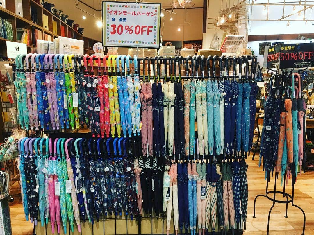 PENNAのインスタグラム：「[お得情報！] 本日6/23〜7/9までイオンモールバーゲン★ PENNAでは傘が全品30%OFFに加え、数量限定で一部傘がなんと50%OFFです！！！ 是非ご来店下さいませ😘」