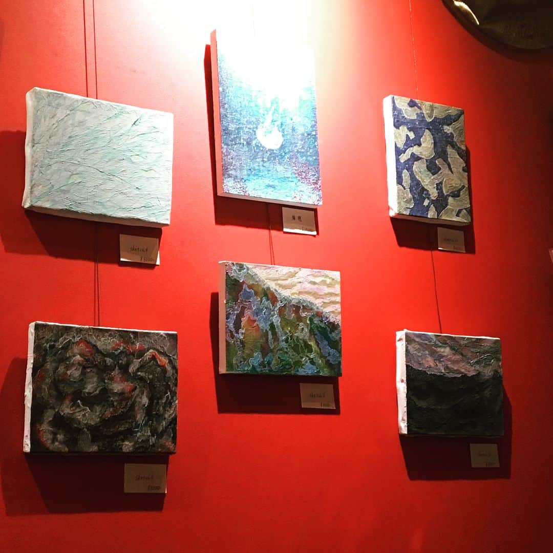 井澤惇のインスタグラム：「音楽画家小室藍さん(@nunocoron )の展示会。リアルで繊細な抽象画が凄い好き。力宿ってんなー。」