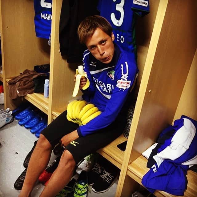大崎玲央のインスタグラム：「いつの日かの試合前の一コマ。 気づけばいつもロッカーにバナナ。すぐ餌付けしてくる。誰がゴリラじゃ。誰が食いしん坊じゃ。 しかも犯人、岩尾。 #足つらないのこのおかげか？ #ハーフタイムもバナナ #徳島ヴォルティス  #jleague  #jリーグ  #pregamemeal」