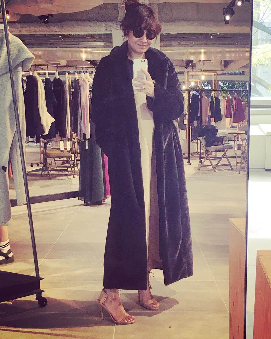 風間ゆみえのインスタグラム：「写真色が分かりづらいですが、始めに試着したのはグレーのエコファーコート。昨年は軽くて暖かいからキャメル色をほぼ毎日着てた😂 @stylings_official @1030kei」