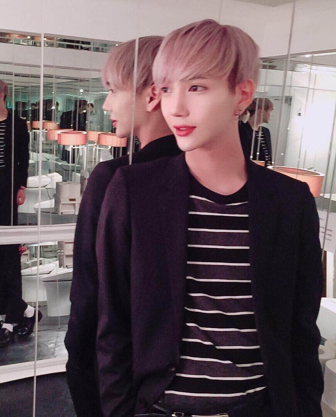 SAKUPANのインスタグラム：「Thank you @nana_hosoya @littna_tokyo ❤️ 大切な日の前には必ず髪もメンテナンスするのが自分ルール😂 ホワイトブロンドカムバックさせる🍼🍼」