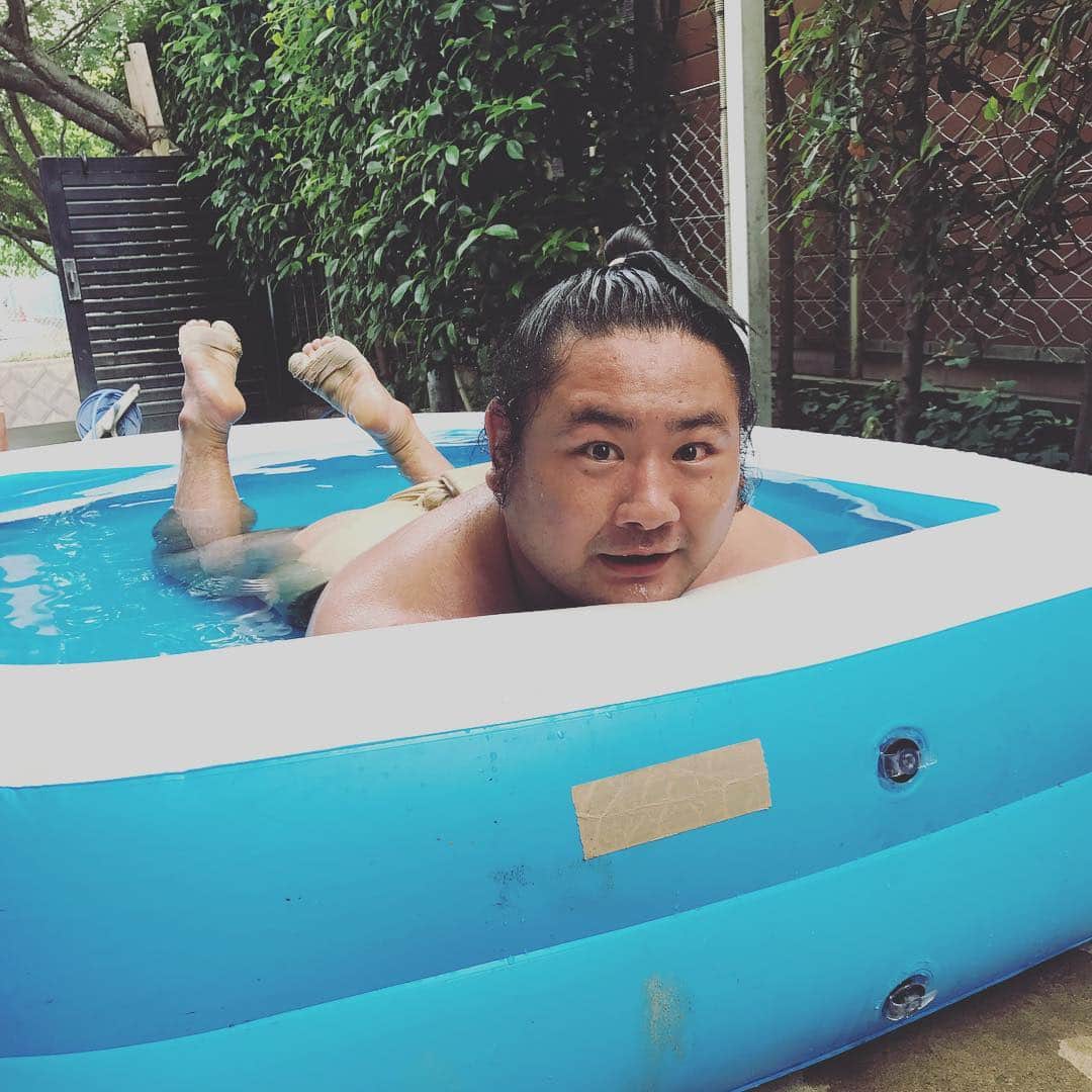 琴恵光充憲のインスタグラム：「稽古の後のゼンシング。 #全身 #アイシング #＝ゼンシング #1回目で穴あく #の中の鮭、大海を知らず。」