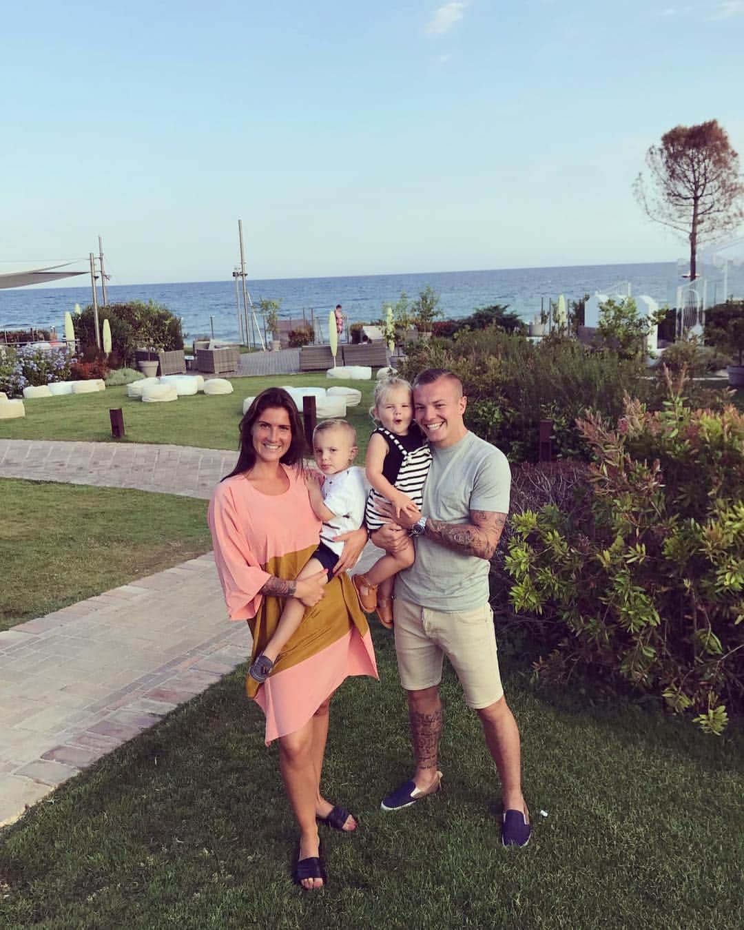 のインスタグラム：「Enjoying this holiday 😄 #familytime」