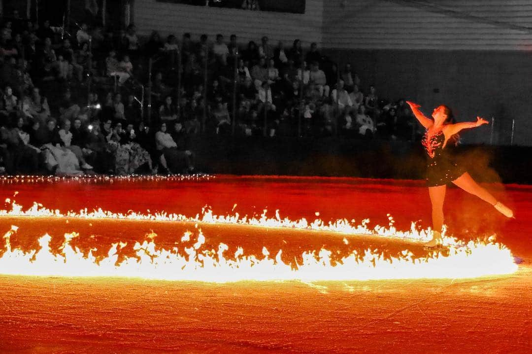 エミリー・ヒューズのインスタグラム：「Happy Olympic Day!! I love that I can still share my sport and passion while helping others. This is from last weekend, raising money for cancer research and having some fun with fire on the ice #olympicday 🎥: @caitlinklingbeilphotography」