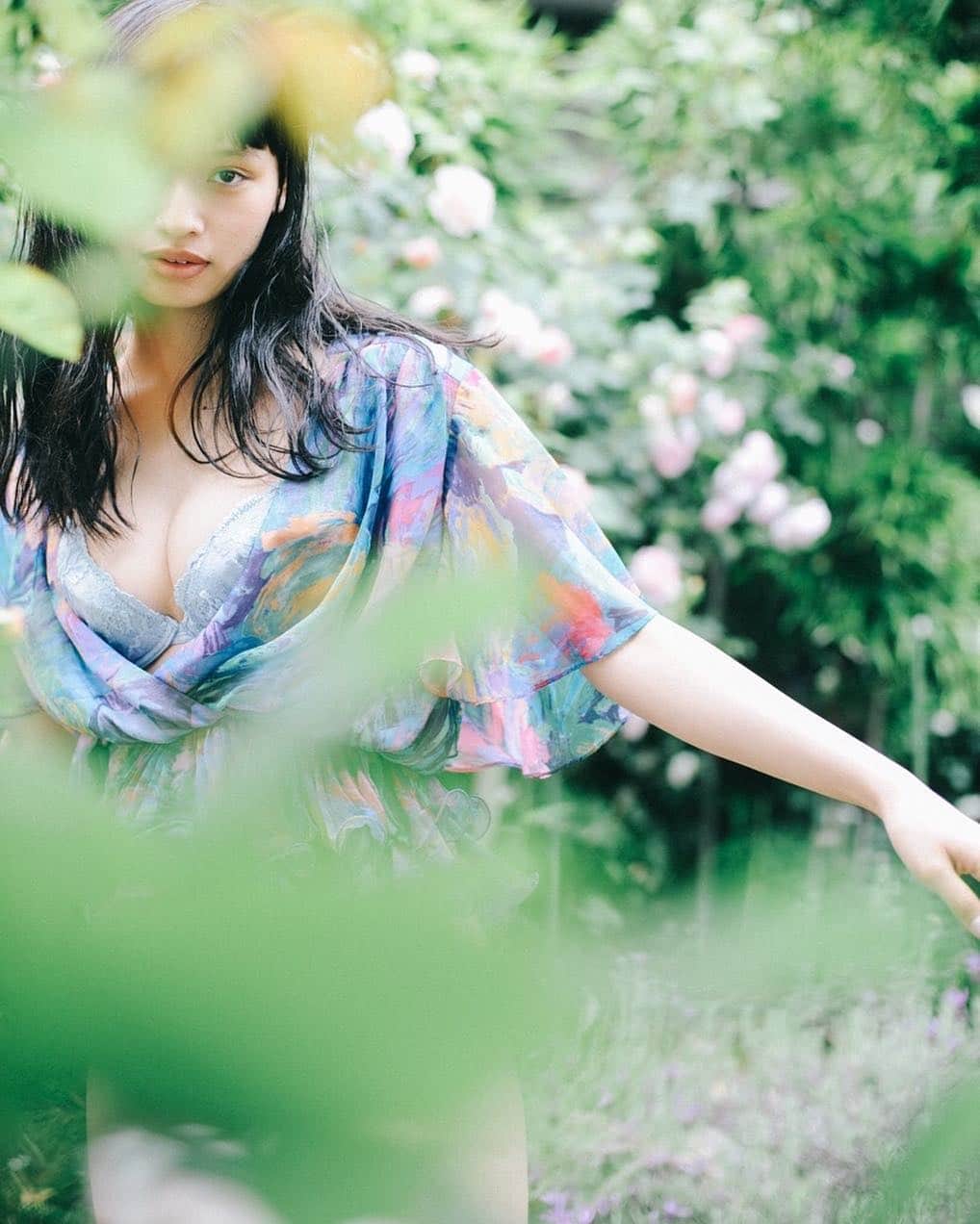 花盛友里のインスタグラム：「Have a nice weekend;) . . Shooting for @ravi.me . . Special thanks to @souman_natsuko @st.koizumi_akane @shihori.hananoe . . #portrait #japan #japanese #girl #lingerie #脱いでみた #花盛友里」