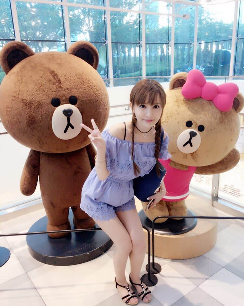 宇佐美あいりさんのインスタグラム写真 - (宇佐美あいりInstagram)「またまたブラウンˁ˙̮˙ˀʕૂ•̫͡•ʔ໊ુˁ˙˙͓ˀ﻿♡ブラウンの妹も見つけた♡CHOCOちゃん可愛い♡体勢がきつくて苦笑いなあいりんだが😹w  #韓国#旅行#韓国旅行#Korea#한국#明洞#LINEフレンズフラッグシップストア#라인프렌즈#line#ブラウン#チョコ#CHOCO#大っきい#巨大#人形#発見#見つけた#可愛い#記念写真#love#兄妹#남매#体勢#キツイ#新世界百貨店#japanesgirl#followme」6月24日 18時24分 - airi.usami_official