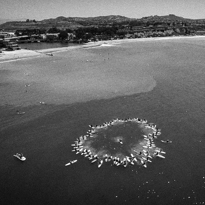 SURFING Magazineのインスタグラム：「Repost Memorial Paddle out for John Severson, founder of Surfer Magazine. Photo by @alexkilauano」