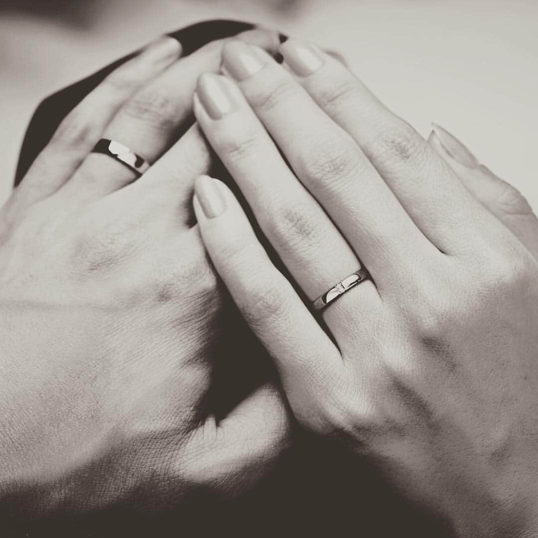 GINZA TANAKAさんのインスタグラム写真 - (GINZA TANAKAInstagram)「シンプルなフォルムに、さりげなく輝く #ダイヤモンド を添えて。 日常のあらゆるシーンにもなじみ、手元を華やかに彩ります。 #タナカプレミアムライン  #ginzatanaka #GINZATANAKA #ギンザタナカ #結婚指輪 #マリッジリング #田中貴金属 #ブライダル」6月24日 10時59分 - ginzatanaka_bridal