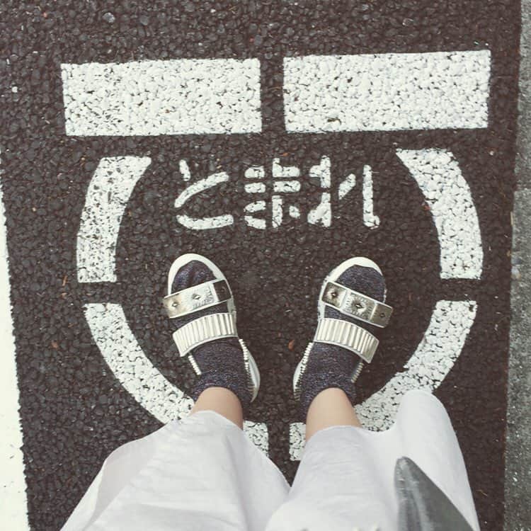 安達祐実さんのインスタグラム写真 - (安達祐実Instagram)「わお。 #止まれのマークに #足のサイズ #ピッタリでビックリ」6月24日 13時55分 - _yumi_adachi