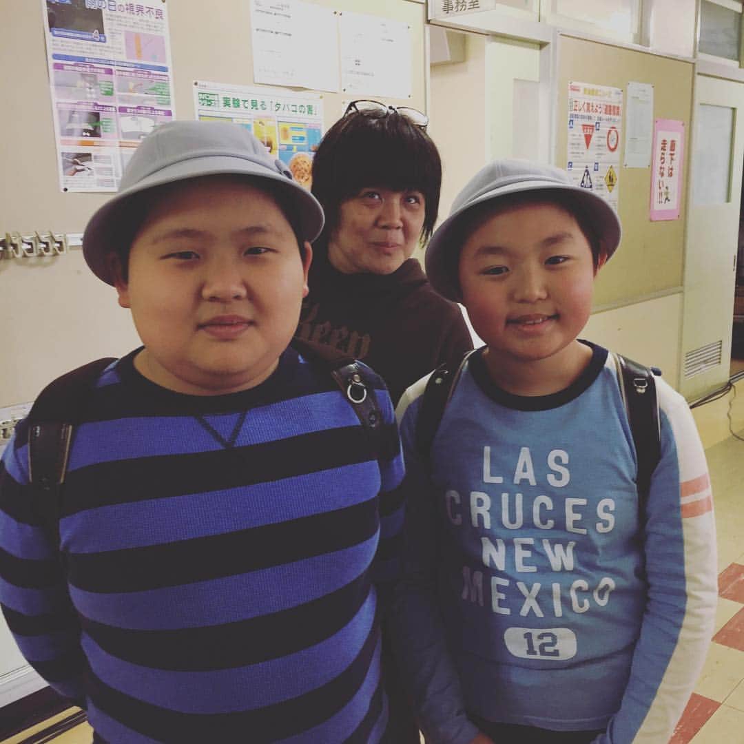 ゆとりですがなにかのインスタグラム：「あれ？どこかで見たことあるような…… 阿佐ヶ谷南小学校の元4年2組の生徒役、ぽっちゃりコンビの水野哲志くんと佐藤和太くんです🤗 (withメイクの秋山さん💄) 純米吟醸純情編でも、ちらっと出演してくれたので、くれぐれもお見逃しなくっ(°▽°)‼︎ 二人とも、去年の夏から更に大きくなってました〜(о´∀`о)✨ 子供の成長は早いっっ😂 これからも健やかに成長しますように‼︎ #ゆとりですがなにか #純米吟醸純情編 #ゆとり #阿佐ヶ谷南小学校 #山路の元生徒 #元気に成長中 #好きな食べ物はハンバーガー」