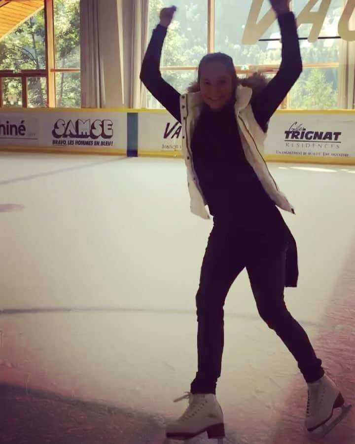 エレーナ・グレボワのインスタグラム：「Starting the weekend like 🤸🏽‍♂️🌟✌️⛸」