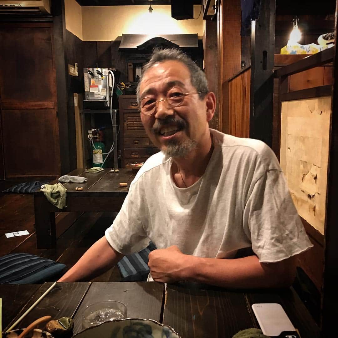 村上隆さんのインスタグラム写真 - (村上隆Instagram)「@masanobu.ando  安藤雅信さんに怒られてます。 「あんたがさ、この前ね小野哲平の事でね、FBにね、アンコントーラブルがどうとかって言ってたでしょ！あれさ、若い陶芸家がね、勘違いしてると思うよ！其処だけ取ってさ、焼きぞこないの壺をね、つか、割れたりしててもさ、村上さんとかがさ、現代美術とかの文脈で高く買ってくれるって思っちゃってさ。ああ言うのが村上君はイイの？」「いや、まずいと思います」「でしょ！影響力あるんだからさ！今からどんどん出てくるよ、焼きぞこないの壺が！あんた！発言、気をつけなきゃ！そもそも村田森の破れ壺辺りを絶賛してるあたりから若い衆が勘違いし始めたんだよ！」「えええ！そーなのぉ？スミマセン！」と。 でも、最近気になってたのが、若い作家の作品が瓦解する方向に来てて、なんと言うか、日本の若手の現代美術と同じで、結実すんるじゃなくてタダグダグダに崩壊していくんだ、とか思ってたら、それは僕が影響力を発信して、グダグダにして居ると言う安藤論。 その発想、あながち違う！と言い切れもしない為に、若干ショック！ つか、陶芸の人、思想よりも売れる売れないとかに敏感やから、其処だけピックかよ？みたいな。」6月24日 23時12分 - takashipom