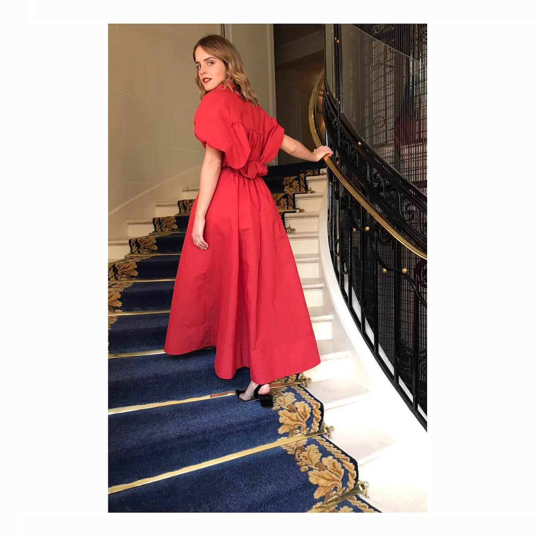 ザ・プレス・ツアーさんのインスタグラム写真 - (ザ・プレス・ツアーInstagram)「Thank you for having me Paris and @wearethecircle! 🇫🇷⭕ Dress by @rosie_assoulin, made in New York. The brand is working to get its Made in NY certificate, as the majority of its collections are produced locally. Rosie Assoulin works with artisans throughout the five boroughs of New York City, supporting the local economy.  @anndraneen bag handcrafted by artisans in their Mexico City workshop.  Shoes @creaturesofcomfort, crafted in a small factory just outside of Florence.  Fairmined gold earrings by @anakhouri. Ana is a member of the Fair Trade Alliance for Responsible Mining.  Rings by @maiyet. The brand embraces the next generation of master artisans and sources some of the rarest skills and traditions from countries such as India, Indonesia, Thailand, Italy, Peru, Bolivia, Zambia, Ghana and Mongolia. @shiffonco jewellery made in New York City. Half the profit from Shiffon's pinky ring collection and 10% of profits from all other Shiffon products directly fund seed grants for female entrepreneurs and companies that promote the well-being of women. Through partnering with One Young World, Shiffon has been able to reach a growing group of young innovators across the globe. All fashion info verified by @ecoage  For skin, the organic concealer/foundation 'Un' Cover-Up in colour 22 by @rmsbeauty was used along with the @janeiredale Active Light Concealer under the eyes. Silicone-free Bronzer is @vitaliberata Trystal Self Tanning Bronzing Minerals.  For eyes the Ecocert-certified @antonymcosmetics Natural Eyeliner Pencil in Brown and Organic Nosiette Eyeshadow were used. For brows, Jane Iredale Pure Brow Gel was used and @herbivorebotanicals Coco Rose Tint in Coral, which is suitable for vegans, was used to tint the cheeks.  All brands are cruelty-free and formulated using both natural, mineral and organic ingredients.  All beauty info verified by @contentbeauty」6月24日 23時24分 - the_press_tour