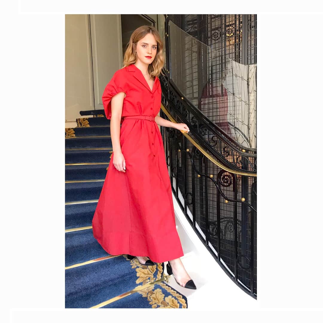 ザ・プレス・ツアーのインスタグラム：「Thank you for having me Paris and @wearethecircle! 🇫🇷⭕ Dress by @rosie_assoulin, made in New York. The brand is working to get its Made in NY certificate, as the majority of its collections are produced locally. Rosie Assoulin works with artisans throughout the five boroughs of New York City, supporting the local economy.  @anndraneen bag handcrafted by artisans in their Mexico City workshop.  Shoes @creaturesofcomfort, crafted in a small factory just outside of Florence.  Fairmined gold earrings by @anakhouri. Ana is a member of the Fair Trade Alliance for Responsible Mining.  Rings by @maiyet. The brand embraces the next generation of master artisans and sources some of the rarest skills and traditions from countries such as India, Indonesia, Thailand, Italy, Peru, Bolivia, Zambia, Ghana and Mongolia. @shiffonco jewellery made in New York City. Half the profit from Shiffon's pinky ring collection and 10% of profits from all other Shiffon products directly fund seed grants for female entrepreneurs and companies that promote the well-being of women. Through partnering with One Young World, Shiffon has been able to reach a growing group of young innovators across the globe. All fashion info verified by @ecoage  For skin, the organic concealer/foundation 'Un' Cover-Up in colour 22 by @rmsbeauty was used along with the @janeiredale Active Light Concealer under the eyes. Silicone-free Bronzer is @vitaliberata Trystal Self Tanning Bronzing Minerals.  For eyes the Ecocert-certified @antonymcosmetics Natural Eyeliner Pencil in Brown and Organic Nosiette Eyeshadow were used. For brows, Jane Iredale Pure Brow Gel was used and @herbivorebotanicals Coco Rose Tint in Coral, which is suitable for vegans, was used to tint the cheeks.  All brands are cruelty-free and formulated using both natural, mineral and organic ingredients.  All beauty info verified by @contentbeauty」