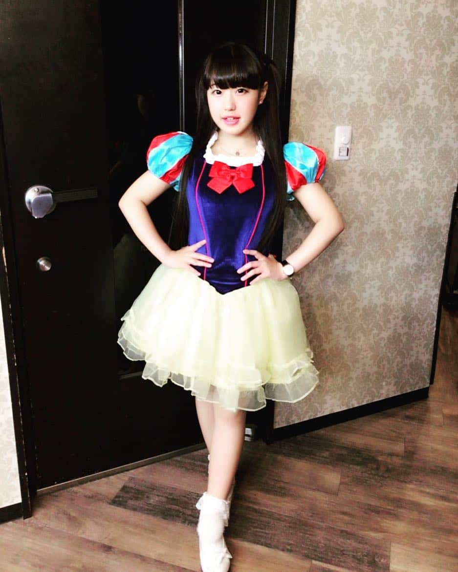 KOTOのインスタグラム：「今日でラストの白雪KOTOでちた🍎 次のコスプレは何にしよ？😆 #idol  #japanesegirl  #snowwithe  #コスプレ」