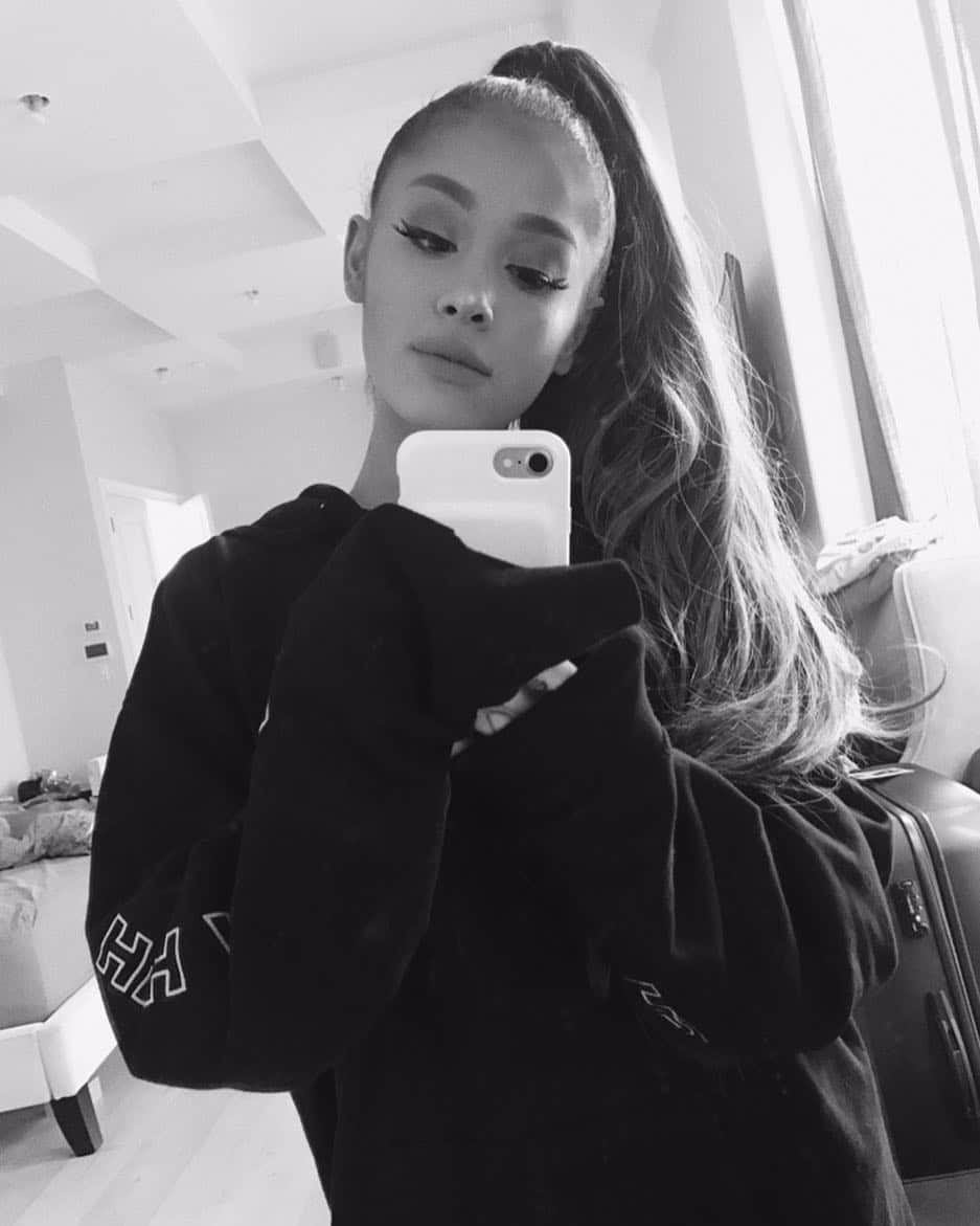 アリアナ・グランデさんのインスタグラム写真 - (アリアナ・グランデInstagram)「"you look like toulouse in these" - @thejoshliu 🙏🏼」6月25日 2時26分 - arianagrande
