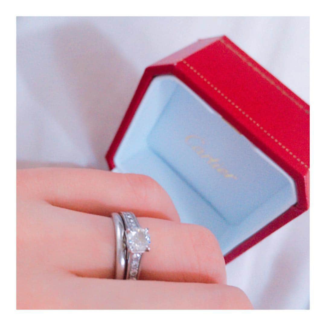 近藤千尋さんのインスタグラム写真 - (近藤千尋Instagram)「質問に多い結婚指輪、 婚約指輪はカルティエです✨  普段は、 娘に危ないので付けませんが💍 たまに付けてみると プロポーズされた時思い出すなぁ💓  一生懸命選んでくれて わたしのために人生で 一番大きな買い物をしてくれた 彼の覚悟は宝物です💟  理想のプロポーズありますか？💓 結婚指輪はお互いに買いました☺️ #プロポーズ #結婚指輪 #婚約指輪」6月25日 12時22分 - chipichan.1215