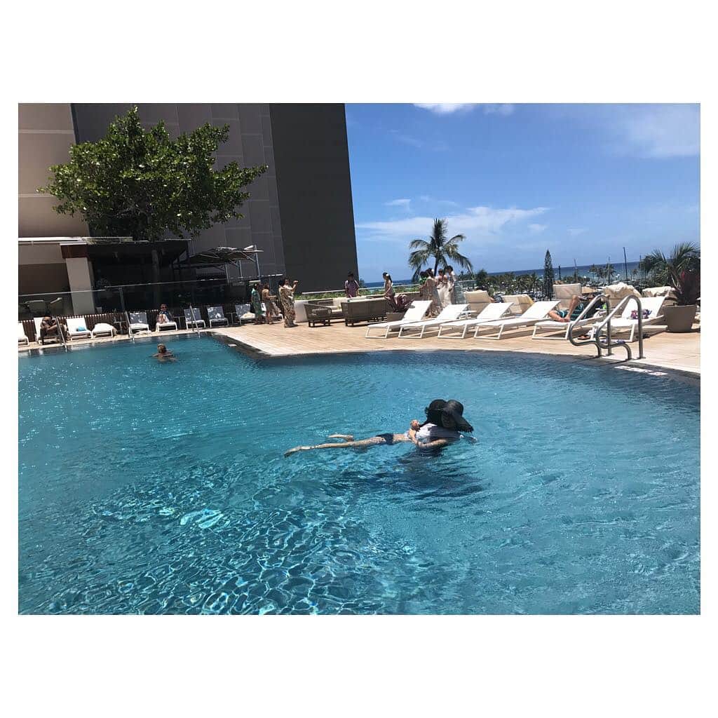 中林美和さんのインスタグラム写真 - (中林美和Instagram)「娘とプール♡♡♡ #hawaii  #withmydaughter  #pool #princewaikiki」6月25日 9時57分 - miwanakabayashi