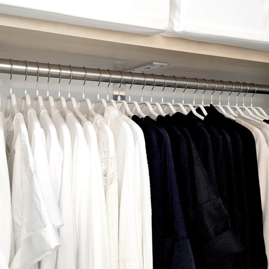 akaneさんのインスタグラム写真 - (akaneInstagram)「ge☆ . 楽天super saleで買ったMAWAハンガーが届いたので洋服の見直しもしつつ総入れ替えしました❣️ . やっぱり揃うと気持ちいいし、ようやく肩が出たり型崩れしなくなったー😆🙌 . 4枚目と5枚目がbefore→after！ . コストコハンガーだと大き過ぎて肩が出てしまい型崩れしていたのがMAWAハンガーで、シルエットを崩さず掛けられました🎶 . 詳しいレポはアメブロに載せてます😊 アメブロ A+organizeで検索すると出てきます💓 . また追加購入予定です✨ . 誰かMAWAハンガーのライトタイプ使ってる人いないかな？これの軽いバージョン気になる〜😆 . ※roomにハンガー載せてます❣️ .  #MAWA#mawahanger#mnml#blackandwhite#closet#ウォークインクローゼット#クローゼット#マワハンガー#ハンガー#クローゼット収納#ミニマム#ミニマムライフ#シンプル#シンプルライフ#ホワイトインテリア#シンプルインテリア#ミニマムインテリア#持たない暮らし#住まい#マイホーム#インテリア#整理#整理収納#収納#整理収納アドバイザー#楽天room#roomインスタグラマー」6月25日 22時14分 - a.organize