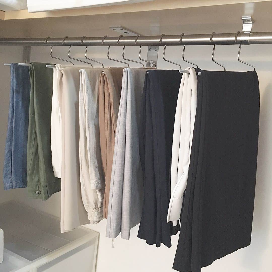 akaneさんのインスタグラム写真 - (akaneInstagram)「ge☆ . 楽天super saleで買ったMAWAハンガーが届いたので洋服の見直しもしつつ総入れ替えしました❣️ . やっぱり揃うと気持ちいいし、ようやく肩が出たり型崩れしなくなったー😆🙌 . 4枚目と5枚目がbefore→after！ . コストコハンガーだと大き過ぎて肩が出てしまい型崩れしていたのがMAWAハンガーで、シルエットを崩さず掛けられました🎶 . 詳しいレポはアメブロに載せてます😊 アメブロ A+organizeで検索すると出てきます💓 . また追加購入予定です✨ . 誰かMAWAハンガーのライトタイプ使ってる人いないかな？これの軽いバージョン気になる〜😆 . ※roomにハンガー載せてます❣️ .  #MAWA#mawahanger#mnml#blackandwhite#closet#ウォークインクローゼット#クローゼット#マワハンガー#ハンガー#クローゼット収納#ミニマム#ミニマムライフ#シンプル#シンプルライフ#ホワイトインテリア#シンプルインテリア#ミニマムインテリア#持たない暮らし#住まい#マイホーム#インテリア#整理#整理収納#収納#整理収納アドバイザー#楽天room#roomインスタグラマー」6月25日 22時14分 - a.organize