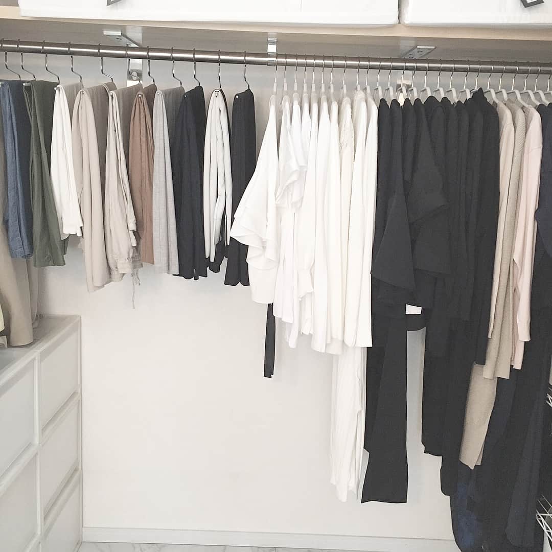 akaneさんのインスタグラム写真 - (akaneInstagram)「ge☆ . 楽天super saleで買ったMAWAハンガーが届いたので洋服の見直しもしつつ総入れ替えしました❣️ . やっぱり揃うと気持ちいいし、ようやく肩が出たり型崩れしなくなったー😆🙌 . 4枚目と5枚目がbefore→after！ . コストコハンガーだと大き過ぎて肩が出てしまい型崩れしていたのがMAWAハンガーで、シルエットを崩さず掛けられました🎶 . 詳しいレポはアメブロに載せてます😊 アメブロ A+organizeで検索すると出てきます💓 . また追加購入予定です✨ . 誰かMAWAハンガーのライトタイプ使ってる人いないかな？これの軽いバージョン気になる〜😆 . ※roomにハンガー載せてます❣️ .  #MAWA#mawahanger#mnml#blackandwhite#closet#ウォークインクローゼット#クローゼット#マワハンガー#ハンガー#クローゼット収納#ミニマム#ミニマムライフ#シンプル#シンプルライフ#ホワイトインテリア#シンプルインテリア#ミニマムインテリア#持たない暮らし#住まい#マイホーム#インテリア#整理#整理収納#収納#整理収納アドバイザー#楽天room#roomインスタグラマー」6月25日 22時14分 - a.organize