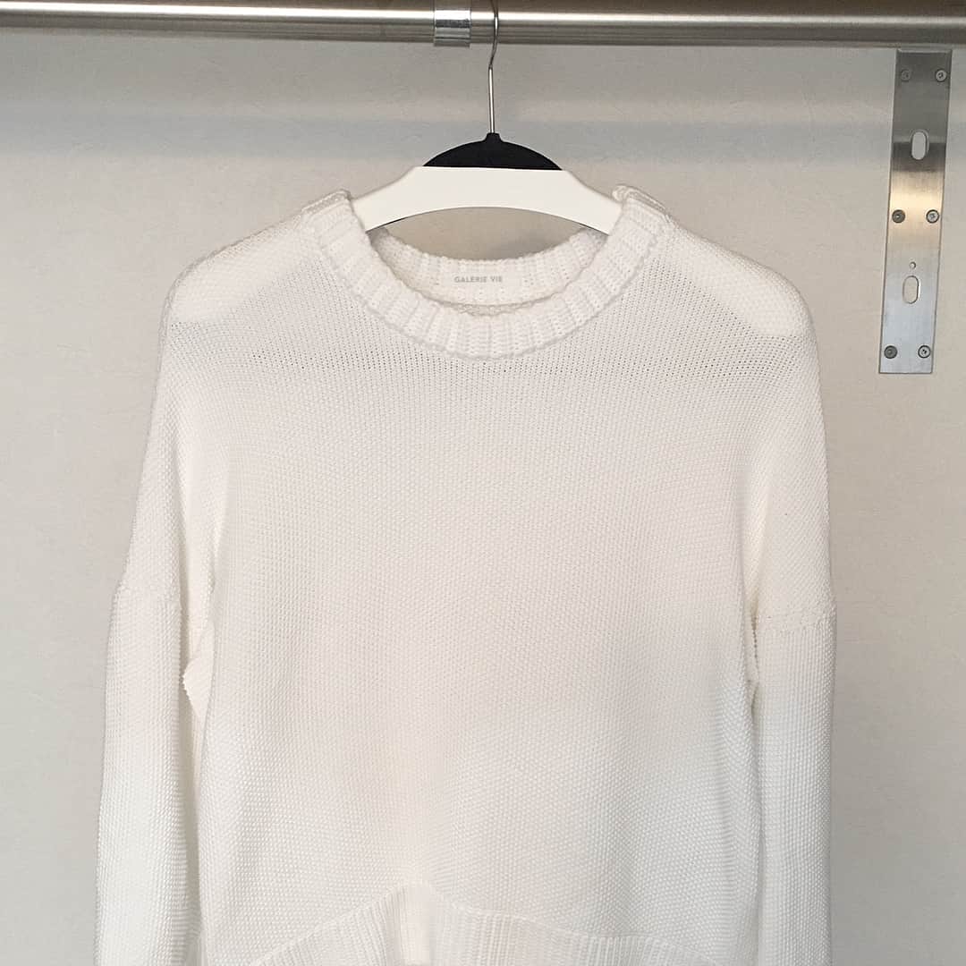 akaneさんのインスタグラム写真 - (akaneInstagram)「ge☆ . 楽天super saleで買ったMAWAハンガーが届いたので洋服の見直しもしつつ総入れ替えしました❣️ . やっぱり揃うと気持ちいいし、ようやく肩が出たり型崩れしなくなったー😆🙌 . 4枚目と5枚目がbefore→after！ . コストコハンガーだと大き過ぎて肩が出てしまい型崩れしていたのがMAWAハンガーで、シルエットを崩さず掛けられました🎶 . 詳しいレポはアメブロに載せてます😊 アメブロ A+organizeで検索すると出てきます💓 . また追加購入予定です✨ . 誰かMAWAハンガーのライトタイプ使ってる人いないかな？これの軽いバージョン気になる〜😆 . ※roomにハンガー載せてます❣️ .  #MAWA#mawahanger#mnml#blackandwhite#closet#ウォークインクローゼット#クローゼット#マワハンガー#ハンガー#クローゼット収納#ミニマム#ミニマムライフ#シンプル#シンプルライフ#ホワイトインテリア#シンプルインテリア#ミニマムインテリア#持たない暮らし#住まい#マイホーム#インテリア#整理#整理収納#収納#整理収納アドバイザー#楽天room#roomインスタグラマー」6月25日 22時14分 - a.organize