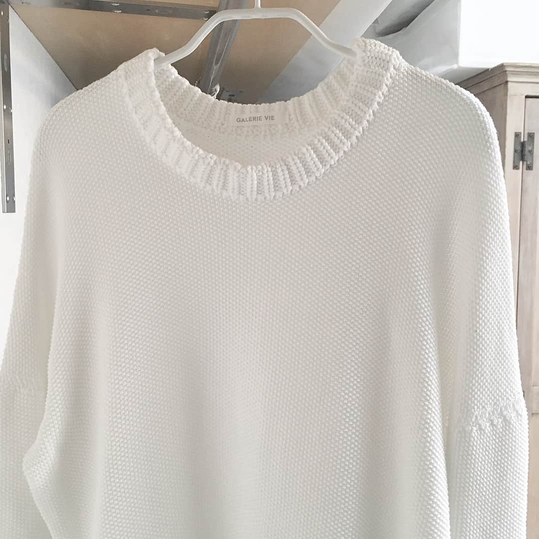 akaneさんのインスタグラム写真 - (akaneInstagram)「ge☆ . 楽天super saleで買ったMAWAハンガーが届いたので洋服の見直しもしつつ総入れ替えしました❣️ . やっぱり揃うと気持ちいいし、ようやく肩が出たり型崩れしなくなったー😆🙌 . 4枚目と5枚目がbefore→after！ . コストコハンガーだと大き過ぎて肩が出てしまい型崩れしていたのがMAWAハンガーで、シルエットを崩さず掛けられました🎶 . 詳しいレポはアメブロに載せてます😊 アメブロ A+organizeで検索すると出てきます💓 . また追加購入予定です✨ . 誰かMAWAハンガーのライトタイプ使ってる人いないかな？これの軽いバージョン気になる〜😆 . ※roomにハンガー載せてます❣️ .  #MAWA#mawahanger#mnml#blackandwhite#closet#ウォークインクローゼット#クローゼット#マワハンガー#ハンガー#クローゼット収納#ミニマム#ミニマムライフ#シンプル#シンプルライフ#ホワイトインテリア#シンプルインテリア#ミニマムインテリア#持たない暮らし#住まい#マイホーム#インテリア#整理#整理収納#収納#整理収納アドバイザー#楽天room#roomインスタグラマー」6月25日 22時14分 - a.organize