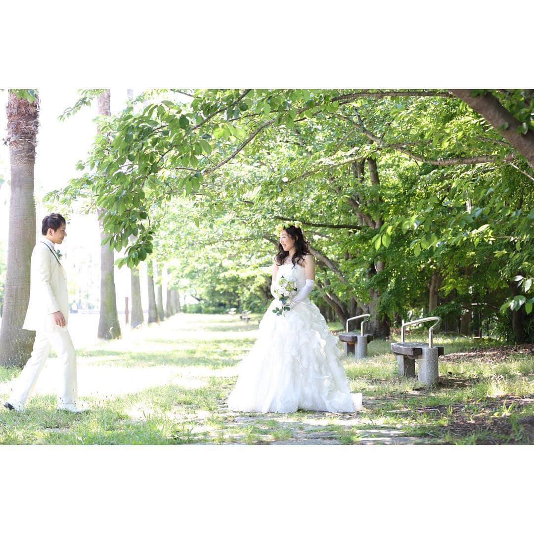 FAST WEDDING VITAさんのインスタグラム写真 - (FAST WEDDING VITAInstagram)「梅雨に入る直前に潮風公園にドレスロケ行ってきました✨木漏れ日の中、お二人の自然な笑顔が素敵すぎます😊 #fastweddingvita #ファストウェディングヴィータ #和装#和装ヘア#和装前撮り#前撮り#前撮りレポ#着物#和婚#海外ウェディング#レストランウェディング #ウェディングフォト #フォトウェディング #結婚写真#結婚式前撮り#カメラマン #ウェディングレポ #プレ花嫁#卒花嫁#プレ花嫁卒業 #花嫁#花嫁ヘア #結婚準備#結婚式準備#結婚式DIY #日本中のプレ花嫁さんと繋がりたい #全国のプレ花嫁さんと繋がりたい #東京#潮風公園#天王洲アイル」6月25日 15時29分 - fast_wedding_vita