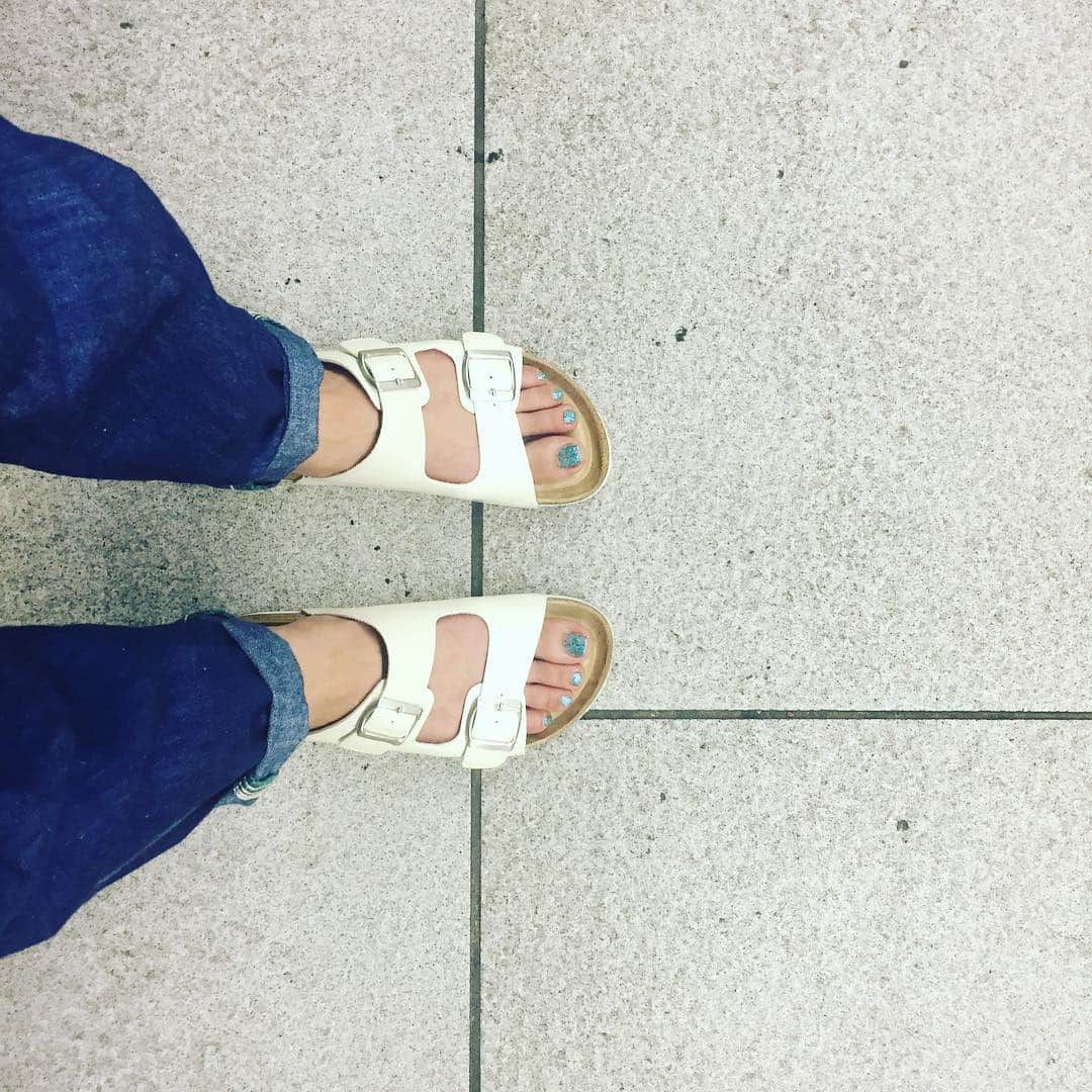 一木千洋のインスタグラム：「夏の足  #サンダル 買った #夏っぽい #これ #しまむらで #1500円」