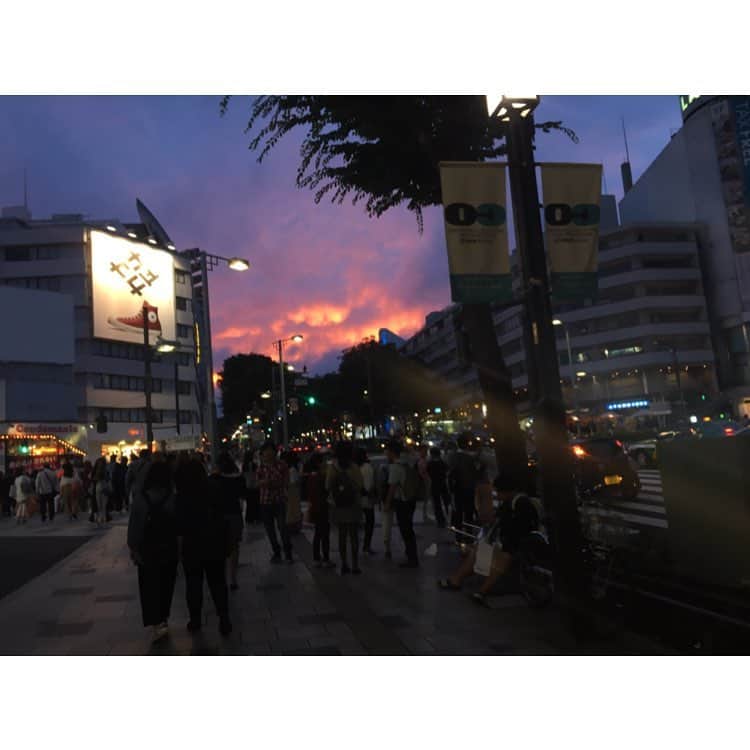 相澤瑠香のインスタグラム：「とっても綺麗な夕焼けでした。 スキだ  #tokyo #harajuku #夕焼け #夕日 #photogenic #beautiful #sky #love #good #niceday #fun」