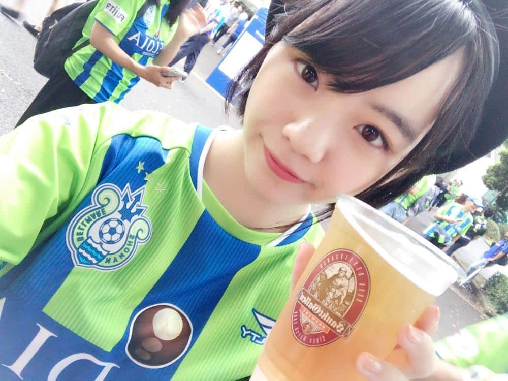 小川千尋さんのインスタグラム写真 - (小川千尋Instagram)「VS横浜FC アウェイ戦 ベルマーレ見事勝利！ゲット3でした〜🤤 次は1日VS名古屋！ 次はホームで踊るぞ勝つぞ！ 今日試合中雨降らなくて本当によかったね〜⚽️ * 今日は試合前にサンクトガーレンさんのベルマーレビール初飲み！いつもお手伝いさせていただいててみんな飲んでるから羨ましくてやっと飲めました。ん〜上手い！晴れてたらもっと美味かっただろうなぁ😎次のアウェイ戦でまたリベンジしようかな。 * 皆さん今日はゆっくり休んで、また来週！おつかれさまでした🖖  #bellmare  #ベルクイ  #ベルマーレクイーン #サンクトガーレン #ベルマーレビール #最高」6月25日 21時33分 - oga_chi84