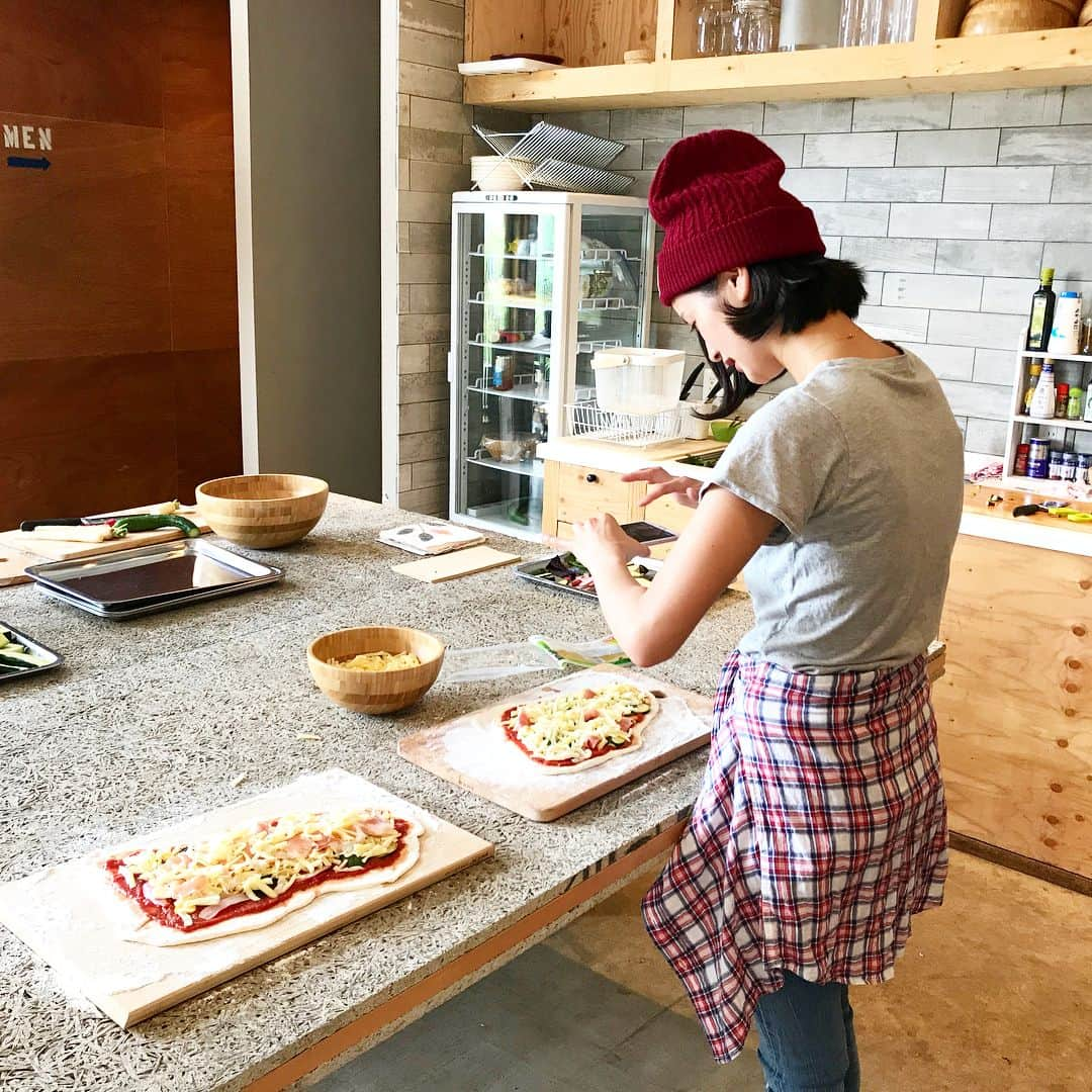 出口亜梨沙さんのインスタグラム写真 - (出口亜梨沙Instagram)「‪今日はYahoo!ライフマガジンさんの撮影でBLOOM FARMでアクロスの聖貴くんと一緒でした😌✨‬ ‪7月13日に配信予定なので是非見て下さい😆✨‬ ‪https://lifemagazine.yahoo.co.jp‬  BLOOM FARMさんは農場が隣にあって自分たちで野菜を採れてその野菜をそのままBBQで食べられるスタイル😳✨✨ BBQってお肉が主役になりがちやけど野菜の種類も多くて変わってる野菜も多いからいっぱい食べちゃった😆 赤いオクラとか白いピーマンとか黒いバジルとか😳！！ ‪普段土に触れることがないので大自然の中で野菜を収穫できてしかも食べられてリフレッシュできました😳‬✨ #BLOOMFARM #Yahooライフマガジン @axs2016」6月26日 17時01分 - arisa_deguchi