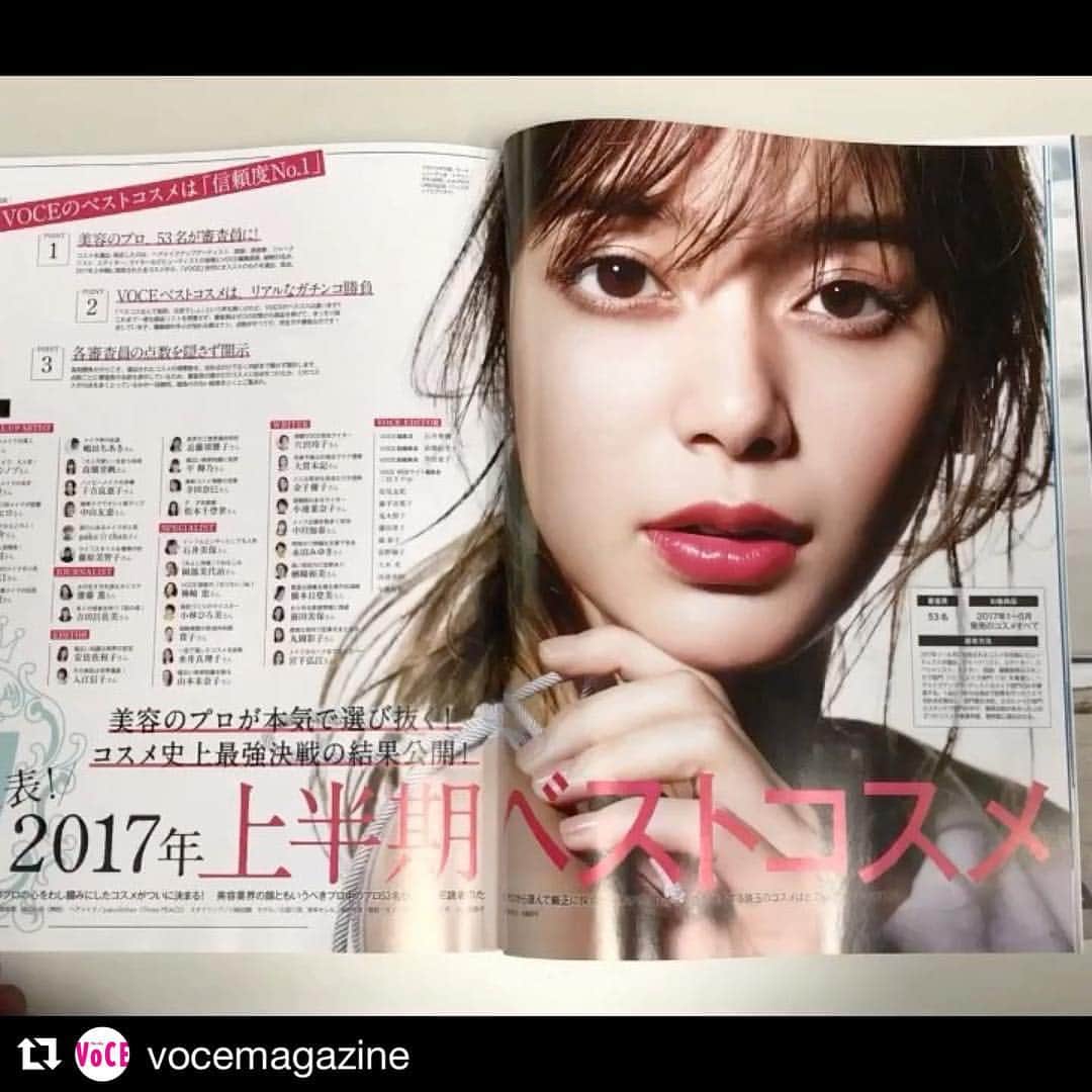 岸本セシルのインスタグラム：「voce2017上半期ベスコス是非チェックしてみてね❤️ #Repost @vocemagazine (@get_repost) ・・・ 【❓😳2017年上半期ベストコスメ 最優秀賞はなんだ😳❓】 VOCEの看板企画、ベストコスメ号が発売中です😍みなさんもうチェックされましたか❓53名の美のプロフェッショナルにより選ばれた優秀アイテムが今期も勢ぞろい😊 . まだチェックしていない方のために少しだけチラ見せしちゃいますね🐥💓 . 2枚目はスキンケア部門の最優秀賞、3枚目はメイク部門の最優秀賞アイテムです🎊 さてもうお判りでしょうか⁉️ 答え合わせはVOCE８月号へ〜❣️ 誌面では両アイテムをの魅力を存分にご紹介しています🙆ぜひ今期のコスメ選びの参考に⭐️VOCE8月号、またはウェブをチェックをしてみてください🌈 byベスコス担当  #vocemagazine #voce #ヴォーチェ #ベストコスメ #voceベストコスメ #岸本セシル #比留川游 #藤野ゆり」
