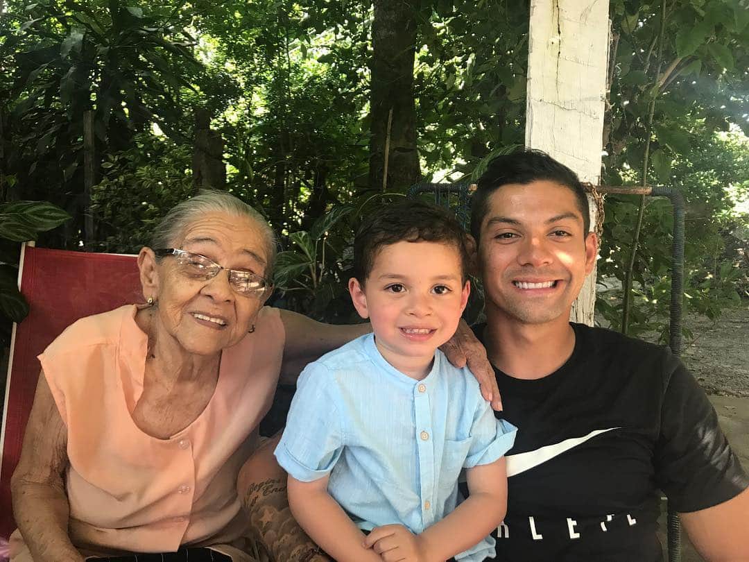 クリスチャン・ガンボアのインスタグラム：「En el pueblo de mi ❤️! Visitando a mi abuelita 👵 #Felipe #abuelaTita」