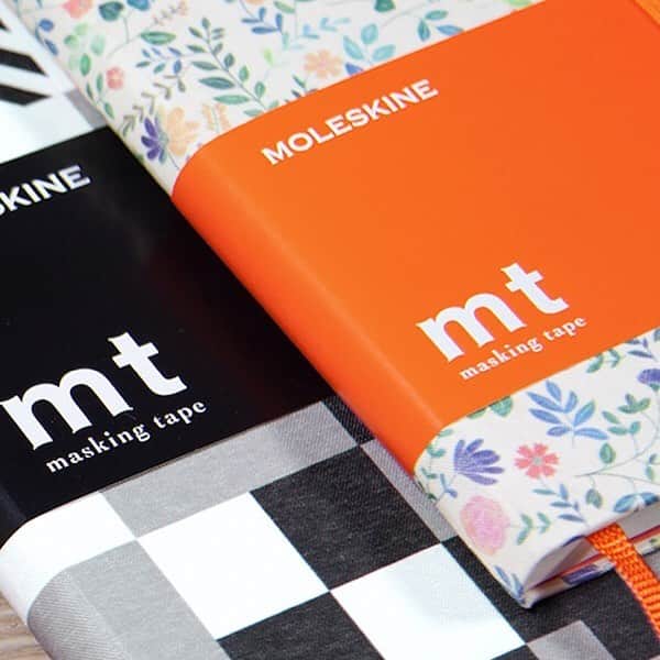 moleskine_jpのインスタグラム：「モレスキン×MTノートブックは全２種類《ポケットサイズの花柄とラージサイズの幾何学模様》です。表紙と同じ花柄と幾何学模様の他に、モレスキンノートブックの罫線や方眼が入ったマスキングテープ全４種類も発売しています。ファンのみなさんはぜひ注目してください！  #モレスキン #moleskineJP #mt #カモ井加工紙」