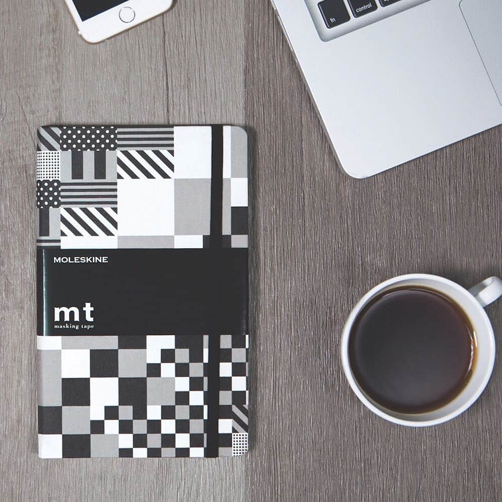 moleskine_jpのインスタグラム：「#モレスキン と #mt は、私たちの製品を愛用してくださる方の《心の旅》がより豊かなものになるように、いつも想像力を刺激する存在でありたいと願っています。限定版モレスキン×MTノートブックや、限定版マスキングテープが、みなさんの宝物になりますように。  #モレスキン #moleskineJP #mt #カモ井加工紙」
