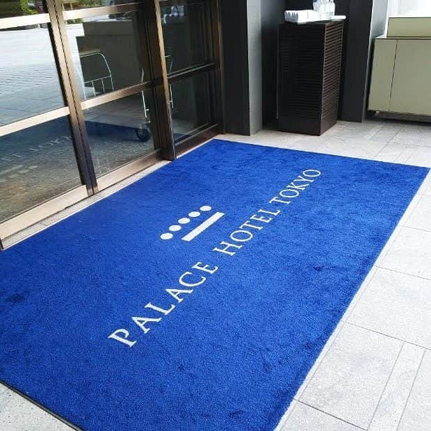 Palace Hotel Tokyo / パレスホテル東京さんのインスタグラム写真 - (Palace Hotel Tokyo / パレスホテル東京Instagram)「Our blue door mat welcomes guests at the entrance! ホテルのエントランスでは、ホテルのロゴが入った青いマットが皆さまをお迎えします。  #welcomemat #doormat #hotellogo #hotelentrance #doorway #Marunouchi #PalaceHotelTokyo #ロゴ入り #ウェルカムマット #玄関マット #ドアマット #エントランス #ホテルエントランス #丸の内 #パレスホテル東京」6月26日 12時25分 - palacehoteltokyo