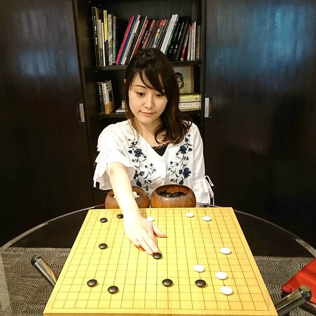 万波奈穂さんのインスタグラム写真 - (万波奈穂Instagram)「皆様こんにちは(^-^)/ 今週もどうぞ宜しくお願い致します。  さて、囲碁の歴史ですが、日本ではすでに奈良時代には盛んに打たれていたそうです。平安時代の「枕草子」「源氏物語」などにもしばしば碁の描写が登場していたとの事。 奥の深い囲碁はこれからもずっと継承されていくのでしょうね。 -officeaya-  #万波奈穂#囲碁#囲碁棋士 #goplayers #gameofgo #mannaminao」6月26日 13時30分 - mannami_nao