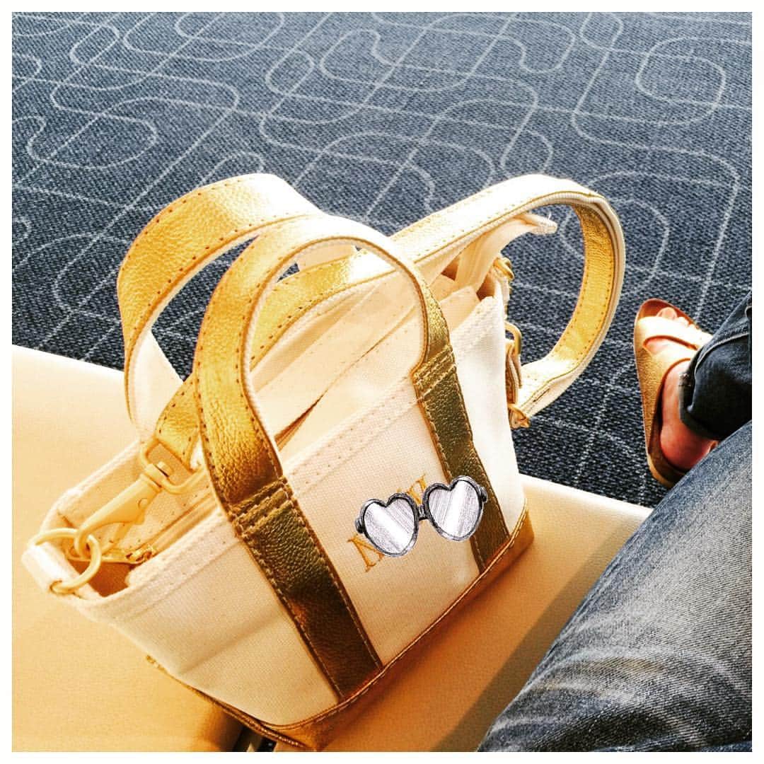 のインスタグラム：「キラキラしながら・・・ 羽田にて待ち時間に眠りそう。。。 やはり、せっかち。 超〜早過ぎる、チェックイン✌️ ✨高頭なお athlete club「Making beauty」✨ http://athleteclub.net/takato_nao/  #llbean #ゴールドトート #限定 #ゴールドジム #ビルケンシュトック #アリゾナ」
