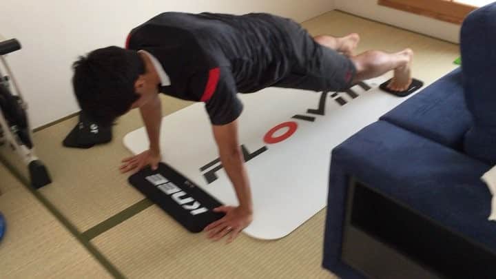 のインスタグラム：「プローンパイク・ツイスト  捻りが加わるとかなり難しくなります。まだまだトレーニングが必要です。 #flowin #体幹」