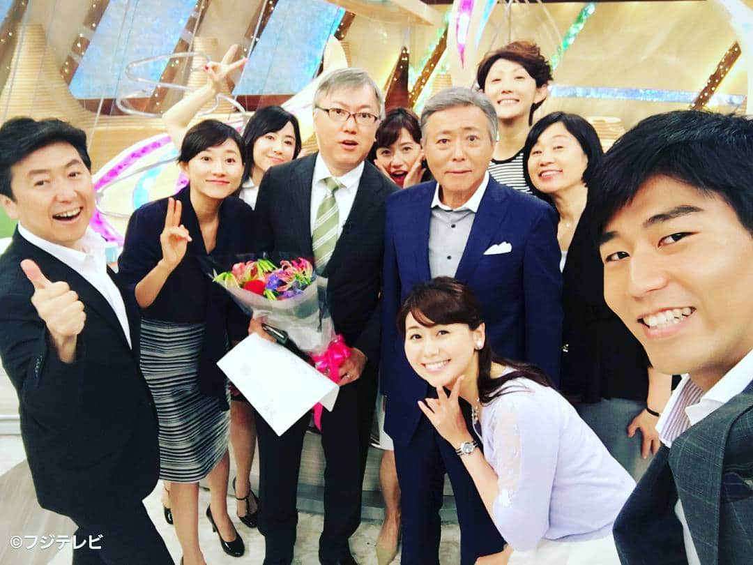フジテレビ「とくダネ！」のインスタグラム：「コメンテーターの山本一郎さんが本日とくダネ！を卒業しました！ 内野くんの自撮りカメラで記念撮影です!(^^)! #山本一郎 #卒業 #ありがとう #記念写真 #小倉智昭 #菊川怜 #梅津弥英子 #笠井信輔 #森本さやか #山中章子 #内野泰輔 #橋口いくよ #小柳美江 #ファッション #コーディネート #今日のコーデ #アナウンサー #コメンテーター #2017 #6月26日 #月曜日 #とくダネ #tokudane #フジテレビ #fujitv 170626」