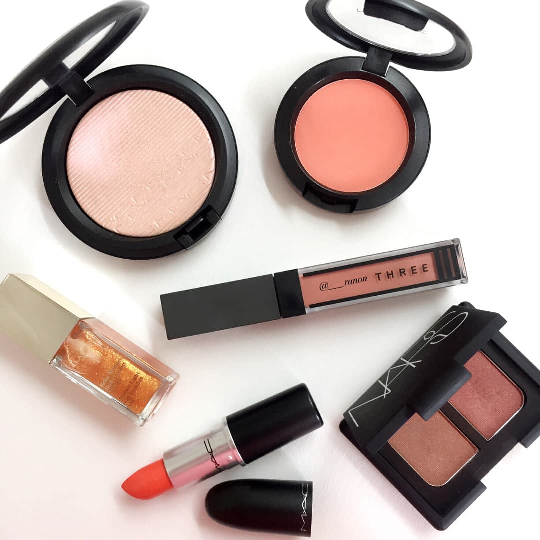 ___ranonのインスタグラム：「6/26 #makeup ＊ #maccosmetics エクストラディメンションスキンフィニッシュ ショーゴールド パウダーブラッシュ モダンマンダリン リップスティック サイゴンサマー #narscosmetics デュオアイシャドー3045 #threecosmetics ウイスパーグロスフォーアイ 04 #clarins コンフォートリップオイル 07 ハニーグラム ＊ オレンジメイクです！ 昨日届いたばかりのリップオイルのハニーグラム(日本ではGINZA SIXで6月30日発売)を使いました😍😍 たっぷりのゴールドラメが美しい…幸せ… ＊ 今はエクストラディメンションスキンフィニッシュと同ブラッシュの新色が欲しくて欲しくて仕方ないので、手持ちのエクストラディメンションスキンフィニッシュを使って欲を紛らわせてます👍👍 ショーゴールドもピンクラメが可愛いよ😙 ＊ サイゴンサマーとモダンマンダリンは先週買ったもの🍊 この２つでメイクすると統一感が出ていい〜！！ ＊ #今日のメイク #コスメ #メイク #cosme #化粧品 #mac #nars #three #クラランス #ナーズ #コンフォートリップオイル #夏 #夏メイク #今日のコスメ #アイシャドウ #チーク #リップ #化粧」