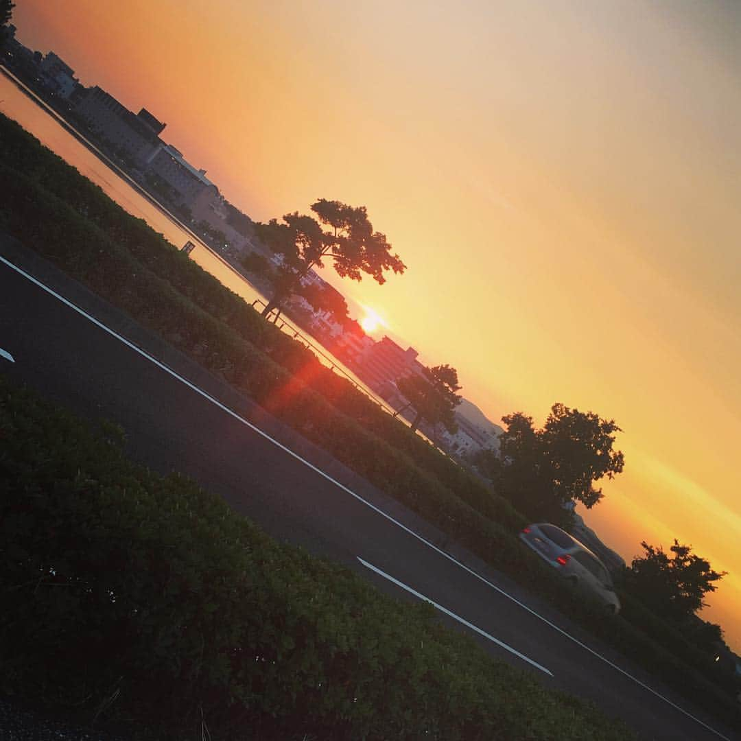 糸川耀士郎のインスタグラム：「島根の夕日！少しだし遠いけど見れた！！ もっとハッキリ見れるくらい晴れてたらよかったけど…それでもやっぱり宍道湖の夕日は綺麗。癒されますなぁ。  #島根 #松江 #宍道湖の夕日」